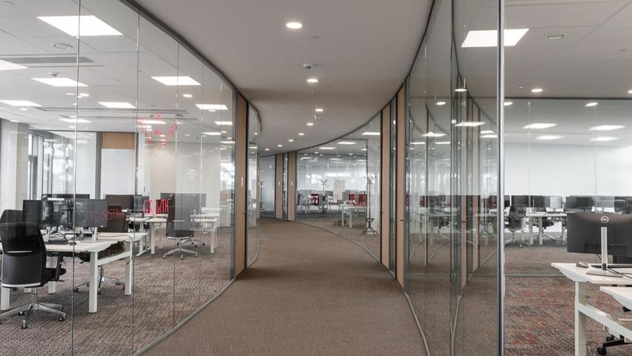 Gebroeders Holvoet réalise une finition industrielle haut de gamme chez TVH Equipment à Waregem