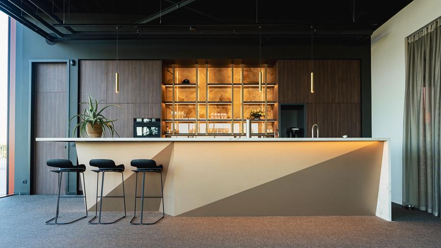 Gebroeders Holvoet crée un mobilier de bar unique pour Lieven Deneckere à Courtrai