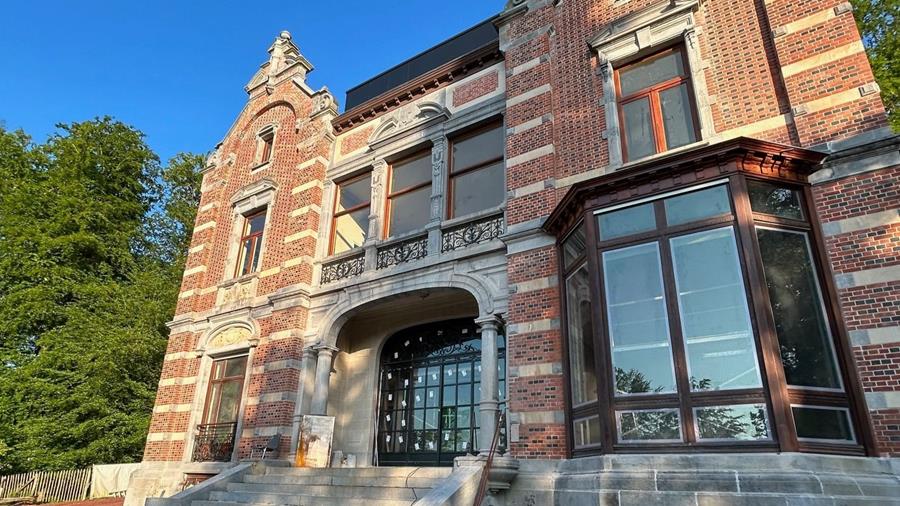 Les anciennes et nouvelles menuiseries en bois sont indiscernables lors de la rénovation du château