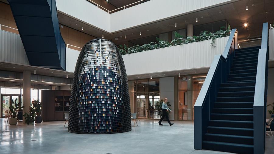 Un atrium impressionnant avec des escaliers flottants entourés de balustrades sur mesure