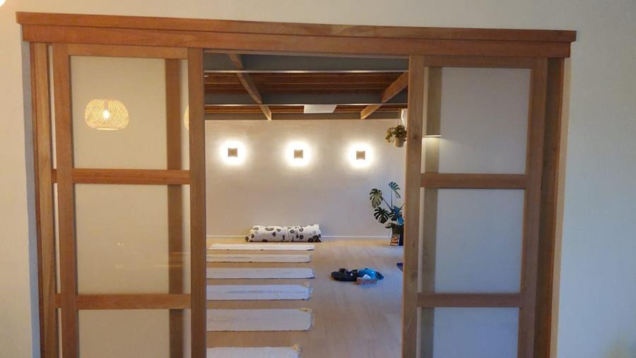 Le loam apporte le calme au nouveau centre de yoga