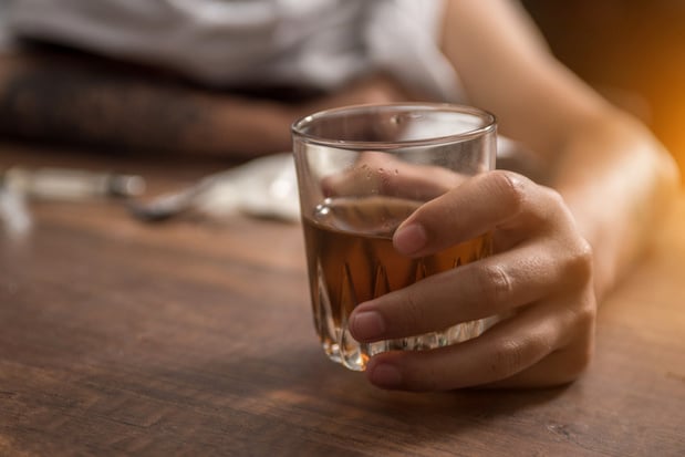 Gezondheidsadviseur VS pleit voor kankerwaarschuwing bij alcohol