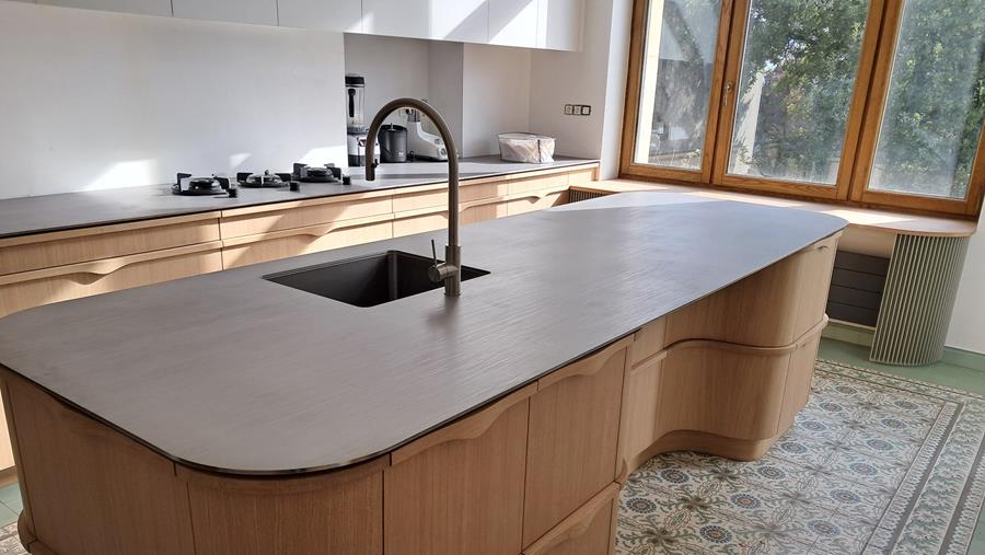 Création d'une cuisine unique aux formes sculpturales