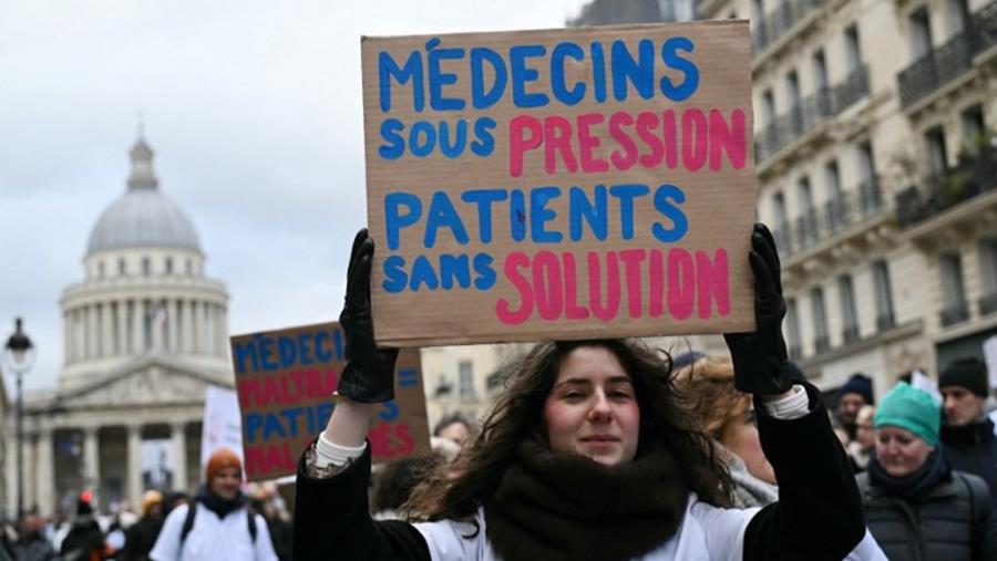 France : des centaines de médecins libéraux s'exilent symboliquement en Belgique