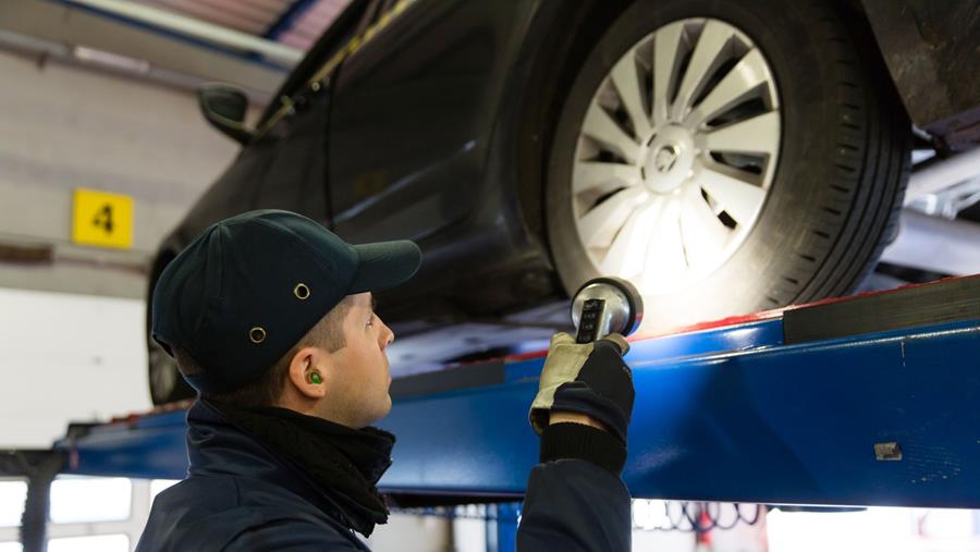 Minder klachten bij autokeuring en rijexamens