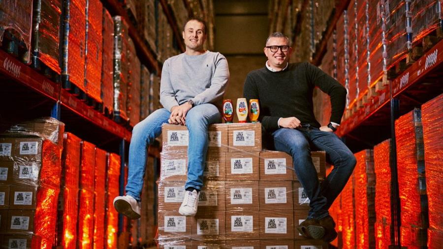 Jasper’s Sauzen naar 350 Delhaize-winkels; Joris Ide stapt in